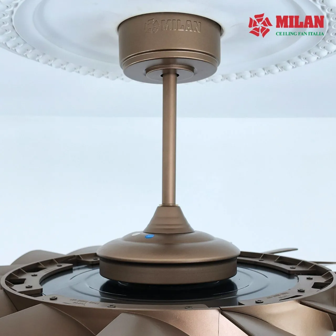 Quạt trần đèn FY566 Màu đồng cát được trang bị động cơ DC 30W.